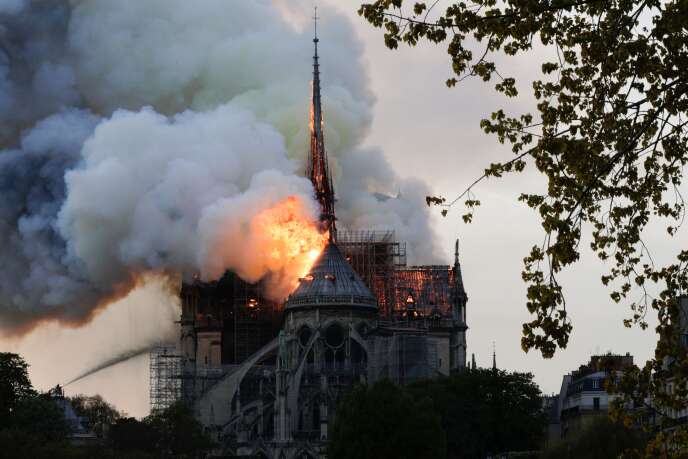 La cathédrale Notre-Dame-de-Paris en flamme, le 15 avril.