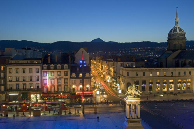 « L’autre quartier valeur sûre de la ville se situe aux abords de la place de Jaude, dont les tarifs moyens à l’achat oscillent entre 2 000 et 2 400 euros/m2 » (Photo: place de Jaude, Clermont-Ferrand).