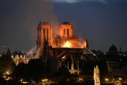 Les pompiers se battent contre les flammes qui gagnent le beffroi nord de la cathÃ©drale Notre-Dame