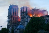 Les pompiers tentent de maîtriser l’incendie de Notre-Dame de Paris, le 15 avril.