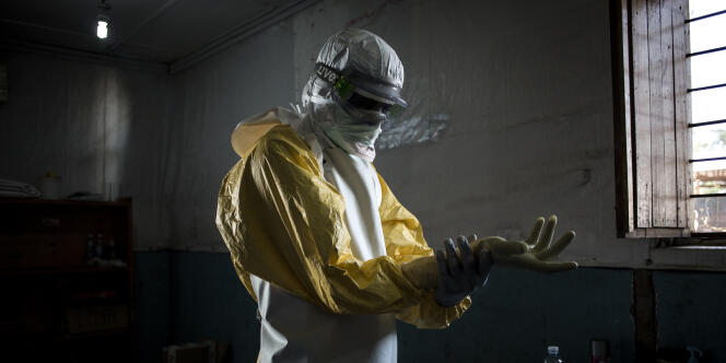 Un médecin, dans le centre de traitement d’Ebola de Médecins sans frontières, à Bunia, en Ituri.