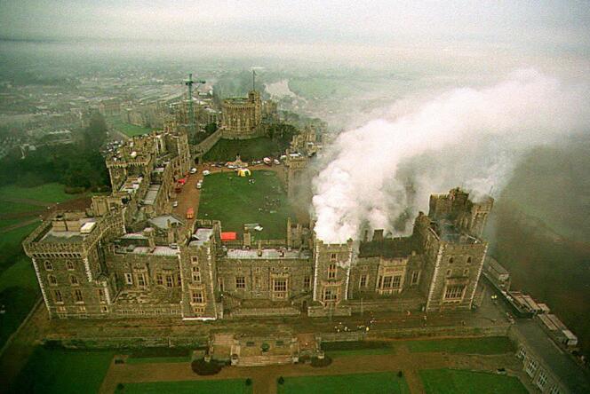 Vue aérienne du château de Windsor, toujours fumant le 21 novembre 1992, au lendemain de l’incendie.
