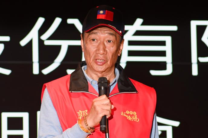 Le patron de Foxconn, Terry Gou, s’exprime lors d’une conférence de presse au siège de sa société, dans le district de Tucheng (Taïwan), le 12 mars.