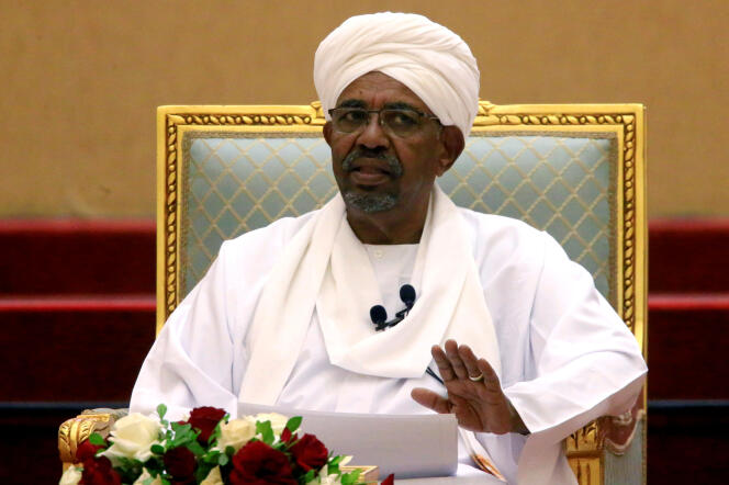 Omar Al-Bachir, l’ancien président soudanais, lors d’un meeting au palais présidentiel, le 5 avril, à Khartoum,