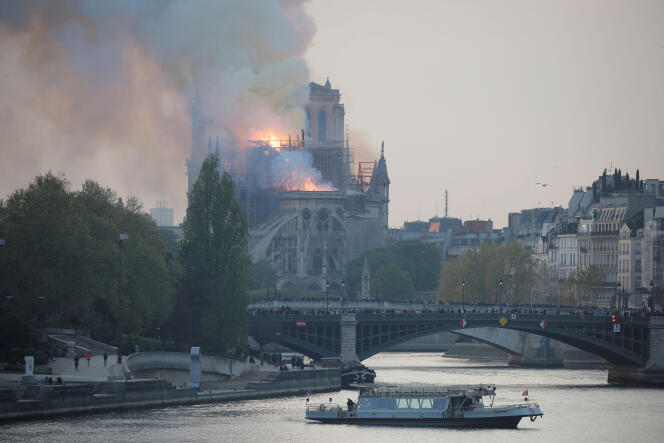 La cathédrale Notre-Dame en feu, le 15 avril 2019 à Paris, sur l’île de la Cité.