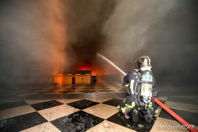 Un membre de la brigade des sapeurs pompiers de Paris luttant contre l’incendie à l’intérieur de la cathédrale, lundi 15 avril.