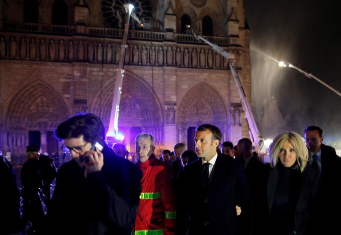 Le chef de l’Etat Emmanuel Macron et sa femme Brigitte quittent Notre-Dame de Paris, le 15 avril.