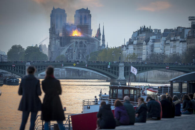Pendant l’incendie de la cathédrale Notre-Dame de Paris, lundi 15 avril 2019.