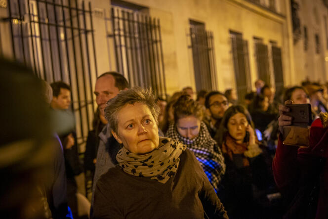 Beaucoup de tristesse dans les yeux et le cœur des passants, le 15 avril, devant la cathédrale Notre-Dame de Paris, qui brûle.