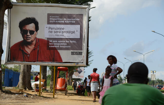 Effigie de Guy-André Kieffer sur une affiche de Reporters sans frontières (RSF) dans les rues d’Abidjan en 2014.