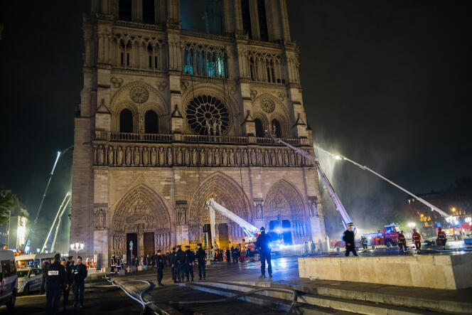Devant la cathédrale de Notre-Dame de Paris après l’incendie, mardi 16 avril.