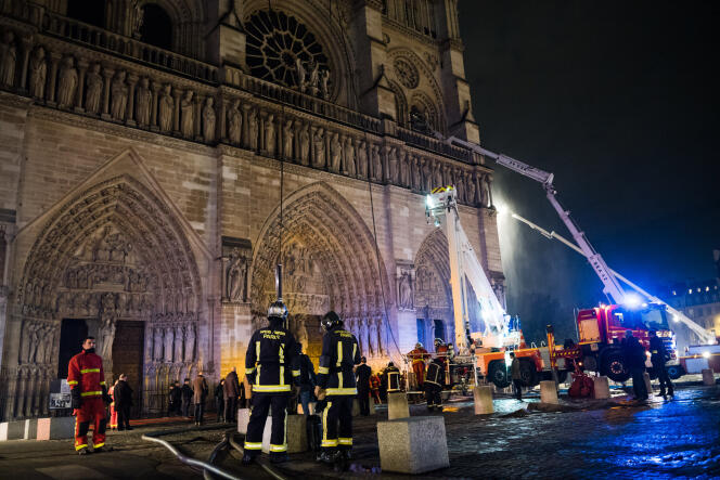 Les pompiers luttent contre les flammes à Notre-Dame de Paris, mardi 16 avril.