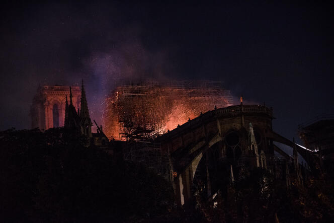 Le monument historique a perdu deux tiers de sa toiture et a vu sa flèche s’effondrer, rongées par les flammes, le 15 avril.