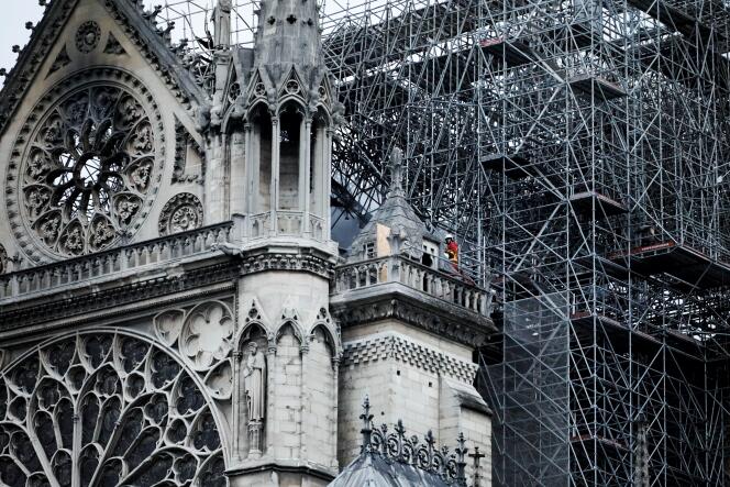 Des pompiers étaient toujours à l’œuvre sur la cathédrale, mardi 16 avril au matin.