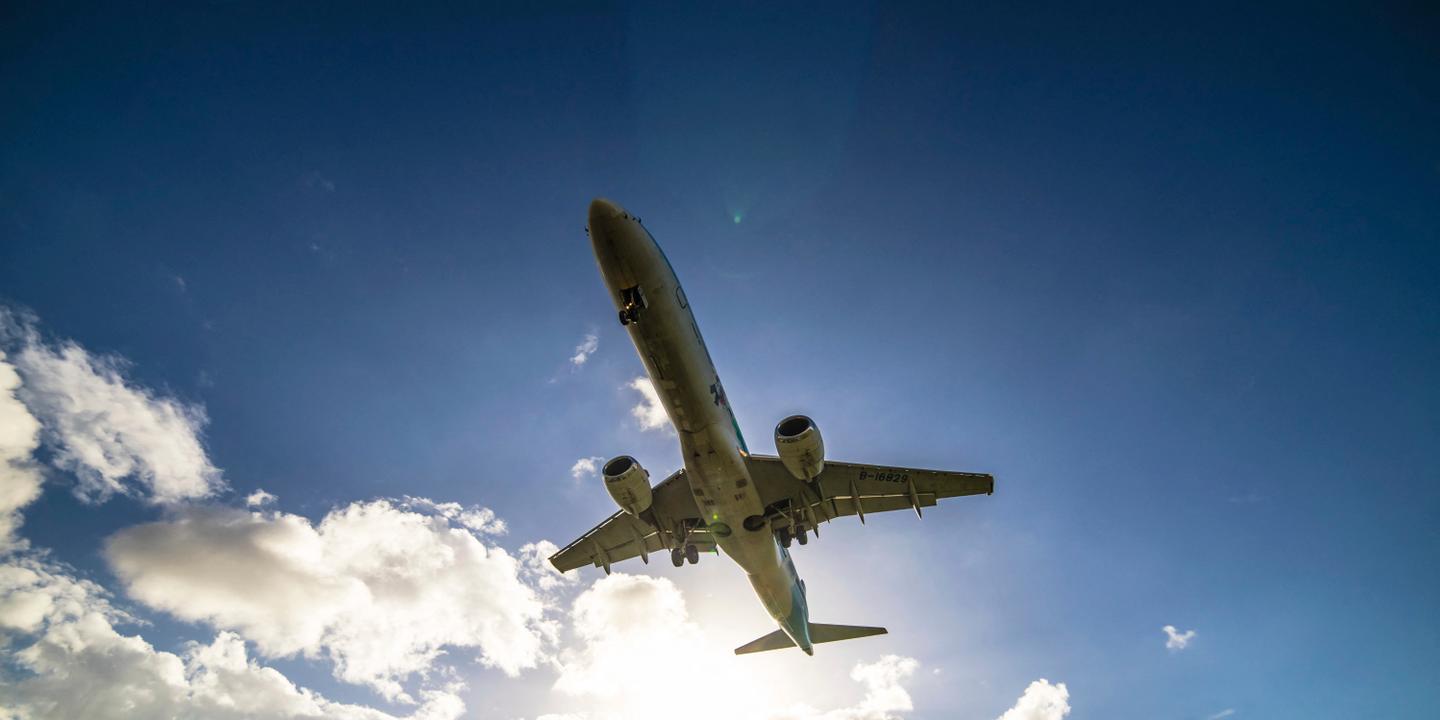 Les Vols En Avion Non Justifies Doivent Etre Supprimes