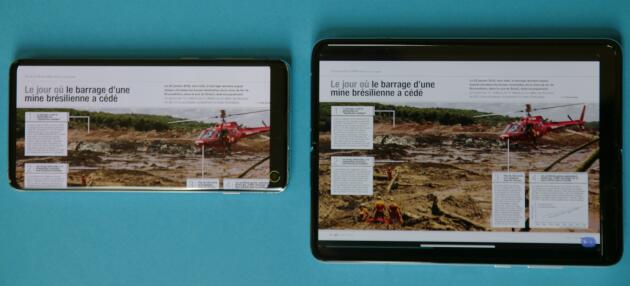 Une double page de magazine sur le Samsung S10 (à gauche) et sur le Fold.