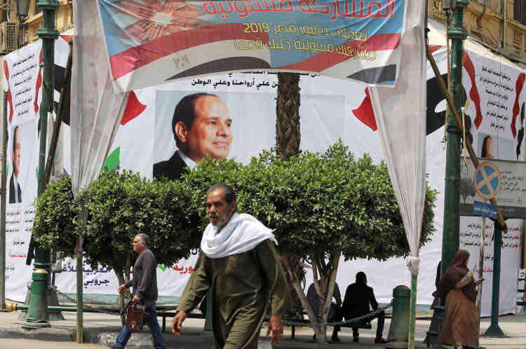 Dans une rue du Caire, un homme passe devant une affiche de campagne du président egyptien Abdel Fattah Al-Sissi, le 16 avril, avant le début du référedum.