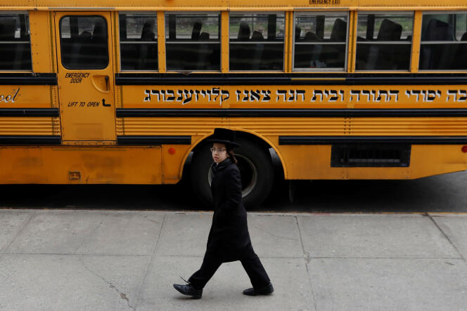 Devant une école juive orthodoxe du quartier de Brooklyn, à New York, le 9 avril.