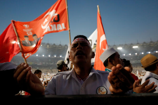 La foule prie face au candidat Prabowo Subianto, au stade Gelora-Bung-Karno à Djakarta (Indonésie), le 7 avril.