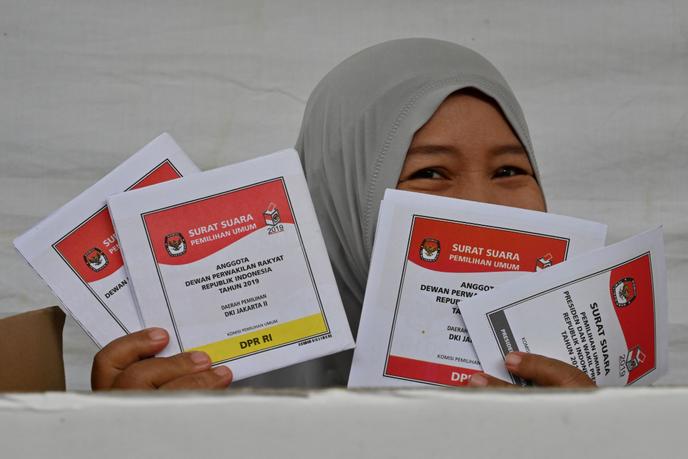Une Indonésienne montre ses bulletins de vote, à Jakarta, le 17 avril 2019.