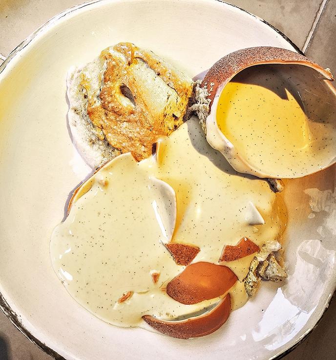 L'isola galleggiante si presenta in un modo originale: la crema pasticcera è nascosta in un uovo di cioccolato bianco che si deve rompere sul bianco nella neve.