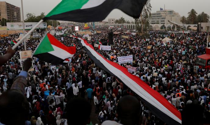 Des milliers de Soudanais manifestent devant le quartier général de l’armée à Khartoum, le 18 avril 2019.