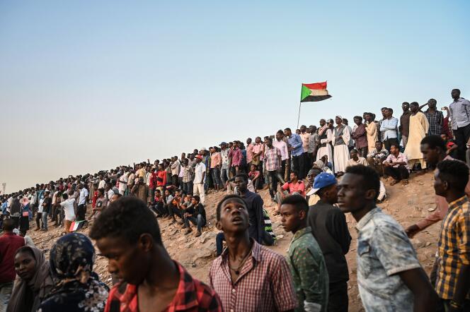 Des manifestants soudanais aux abords d’un complexe militaire à Khartoum, le 18 avril.