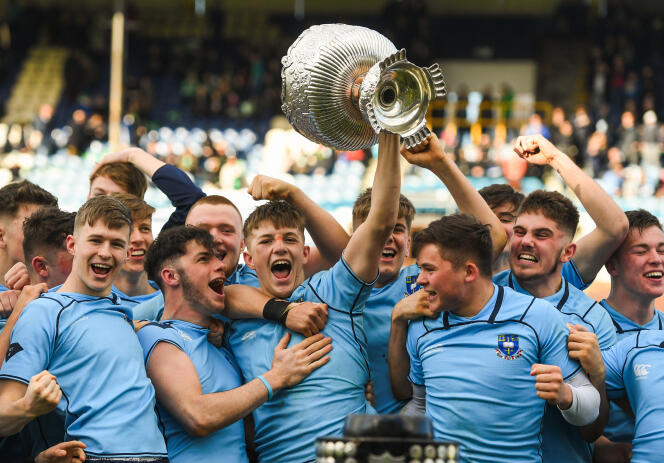 Le St Michael’s College célèbre sa victoire face au Gonzaga College, en finale de la Leinster Schools Senior Cup, à Dublin, le 17 mars.