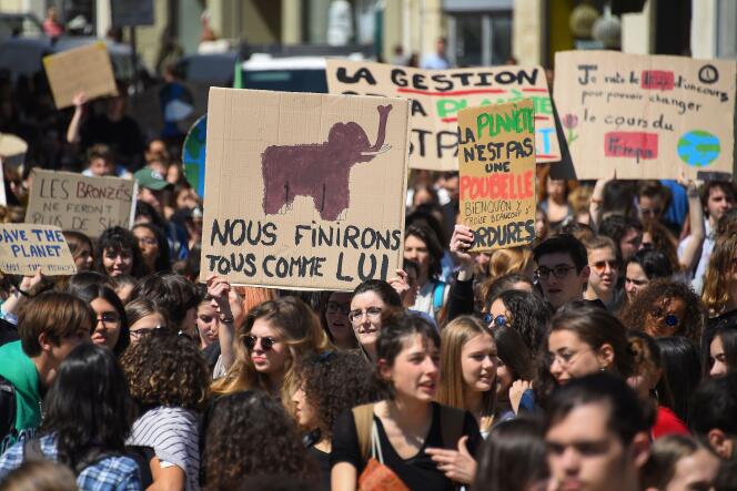 Lors d’une action étudiante pour le climat, à Montpellier, le 12 avril.