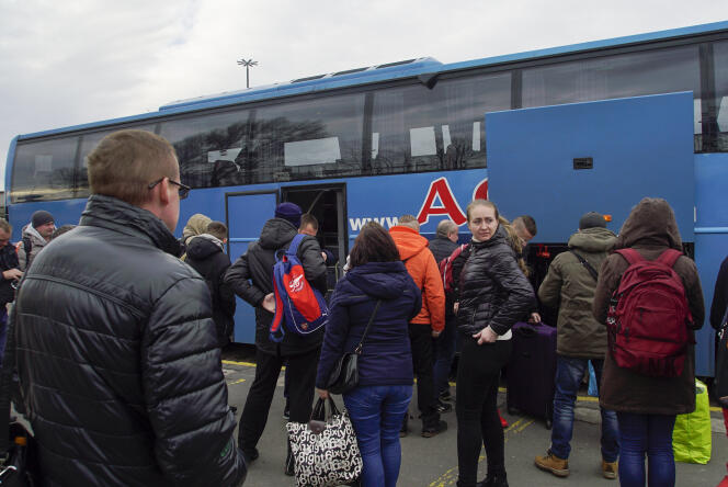 Des Ukrainiens arrivent à Varsovie, le 10 mars.