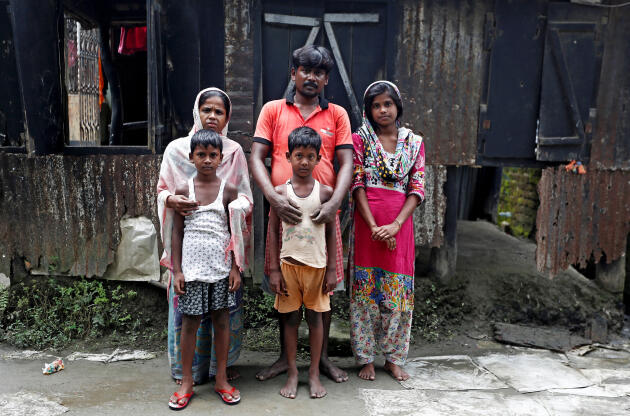 Habitants du nord-est de l’Assam (Inde), Riyazul Haq (au centre) et ses enfants ont été exclus du « registre national des citoyens ».
