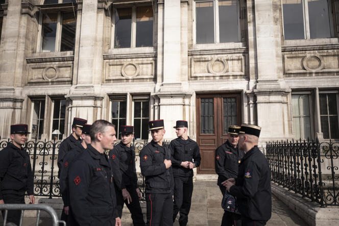 Des pompiers quittent l'Hôtel de Ville de Paris, jeudi 18 avril, après une cérémonie d'hommage aux personnels qui sont intervenus lors du récent incendie de la cathédrale.