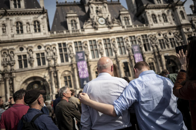 Des personnes sont rassemblées devant l'Hôtel-de-Ville de Paris, jeudi 18 avril, pour une cérémonie d'hommage aux personnels qui sont intervenus lors du récent incendie de la cathédrale.