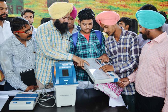 « Quarante-cinq millions de jeunes Indiens ont fêté leurs 18 ans depuis la dernière échéance électorale. Ces nouveaux électeurs sont un élément-clé du scrutin d’avril-mai » (démonstration du vote électronique, à Amritsar, le 18 avril).