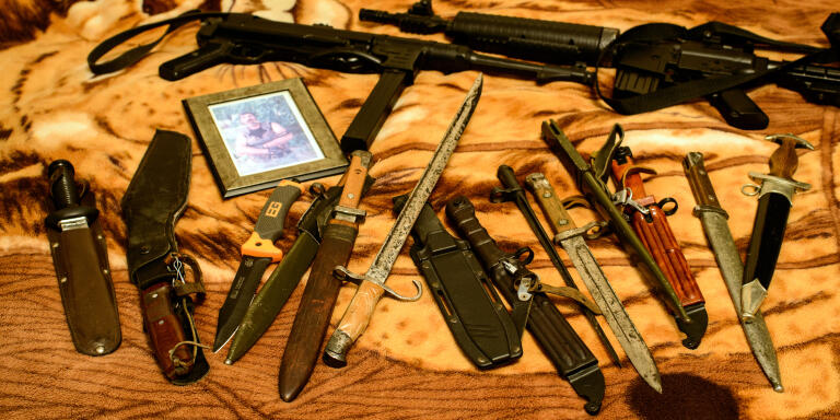 Collections de couteaux militaires et d’armes à air comprimé appartenant à Igor Kameristiy (50 ans). Ancien combattant de l’armée ukrainienne sur le front du Donbass où il a combattu dés 2014. Il est aujourd’hui invalide de guerre de 2eme catégorie. Houliaipole. Ukraine.