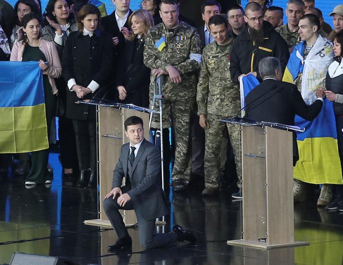 Volodymyr Zelensky s’est mis à genoux « en hommage aux pères, mères et enfants de ceux qui sont morts » à la guerre et pour montrer à Porochenko que « ce n’est pas si dur d’être humain et de demander pardon ».