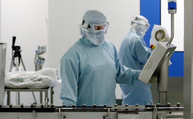 Chaîne de production (Sanofi-Pasteur), à Val-de-Reuil (Eure), du vaccin contre la grippe A(H1N1), le 19 octobre 2009.