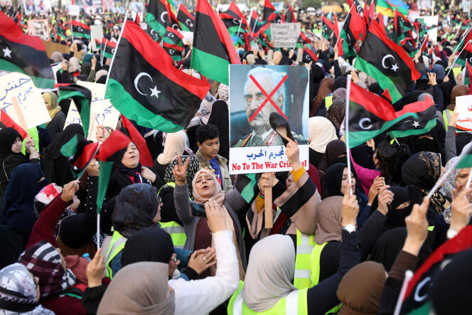 Manifestation demandant la fin de l’offensive de Khalifa Haftar contre Tripoli, dans le centre de la ville, le 19 avril.