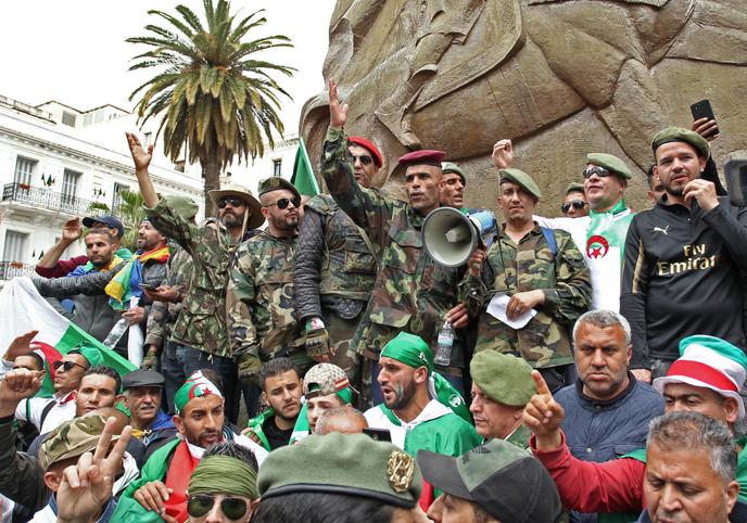 Des militaires vétérans se joignent aux manifestants le 19 avril 2019, sur la place de la Grande Poste, à Alger.