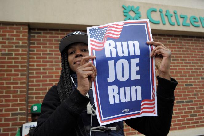 Une habitante brandit une affiche de soutien à Joe Biden lors de sa venue dans le Massachusetts, le 18 avril.