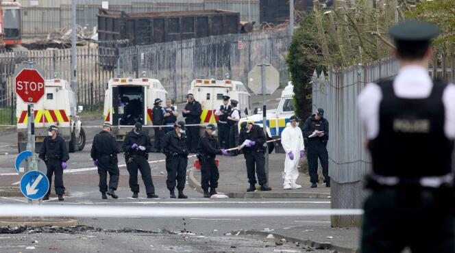 Des officiers de police sur le lieu où est morte la journaliste Lyra McKee, à Derry, le 19 avril.