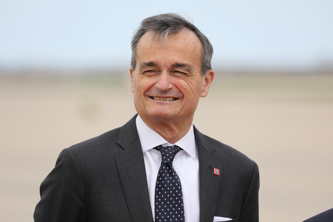 LUDOVIC MARIN / AFP Gérard Araud attend, sur le tarmac d’une base militaire du Maryland, l’arrivée de Brigitte et Emmanuel Macron pour une visite d’Etat de trois jours aux Etats-Unis.
