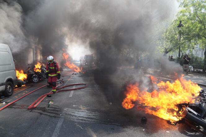 Les pompiers sont intervenus pour éteindre des incendies de véhicules, boulevard Jules Ferry, à Paris, le 20 avril.