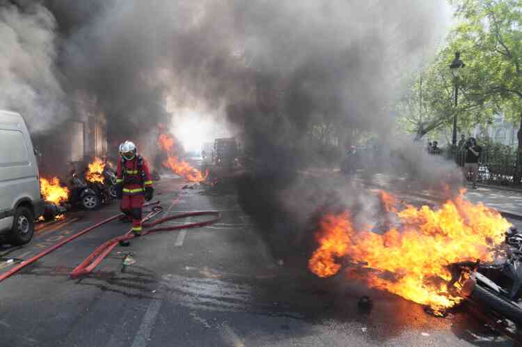 Des véhicules incendiés lors de la manifestation des « gilets jaunes » à Paris, le 20 avril.