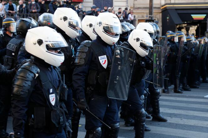 Des policiers lors de l’acte XXIII des « gilets jaunes » à Paris le samedi 20 avril.