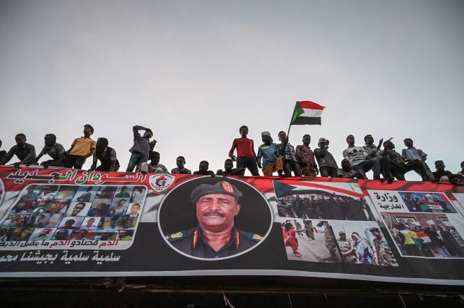 Des manifestants soudanais devant le complexe militaire de la capitale du pays, à Khartoum, au Soudan, le 20 avril 2019.