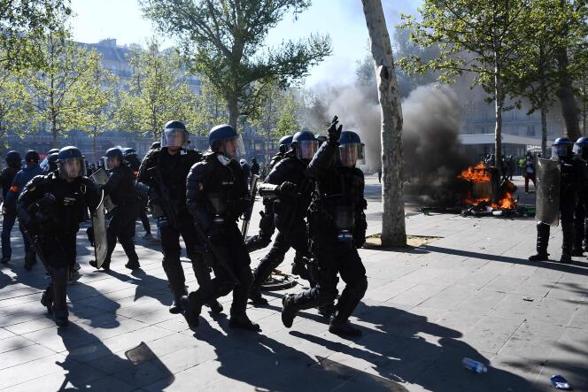 Des policiers, sur la place de la République à Paris lors de l’acte XXIII des « gilets jaunes », le 20 avril.