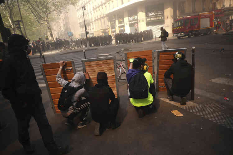 Des manifestants face aux forces de l’ordre, à Paris, le 20 avril.