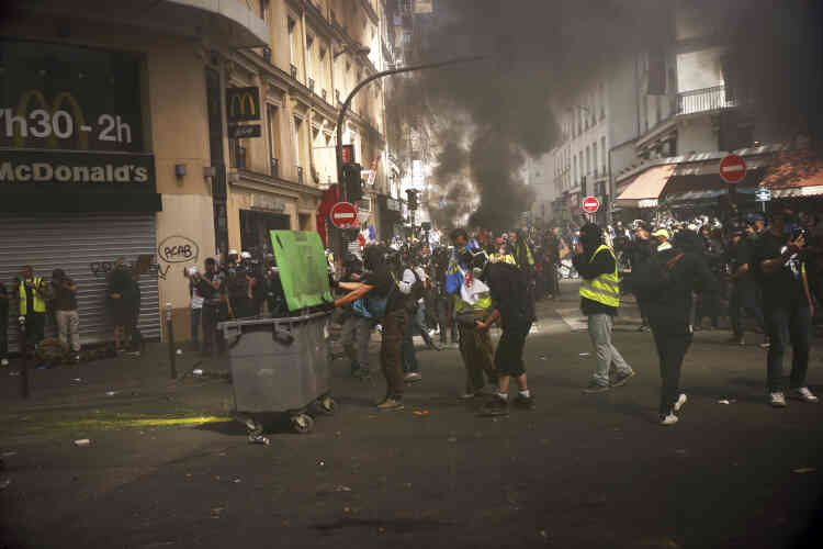 Des manifestants rassemblés à Paris face aux forces de l’ordre, le 20 avril.