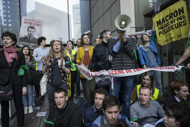 Des militants bloquent l’accès aux sites d’entreprises accusées de contribuer au réchauffement climatique, à la Défense (Haut-de-Seine), le 19 avril.